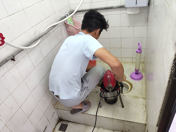 灵寿管道堵塞冒臭气 专业师傅现场解决问题