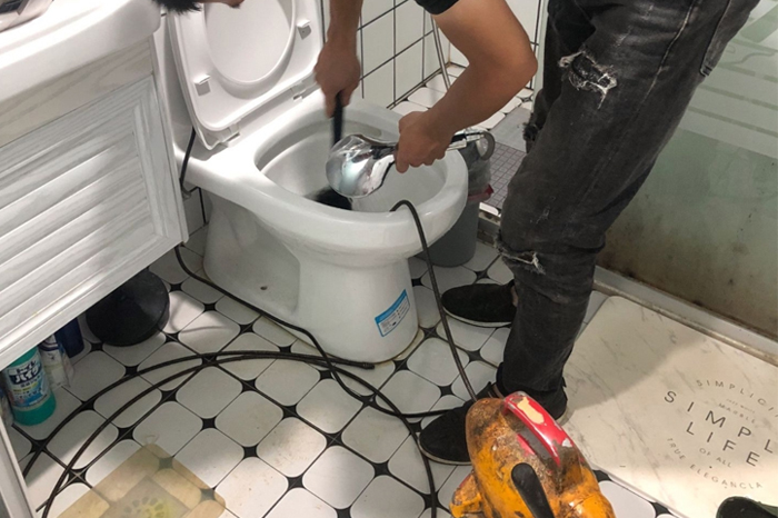 灵寿马桶堵塞自己疏通还是找师傅?专业上门服务让你省时更省心